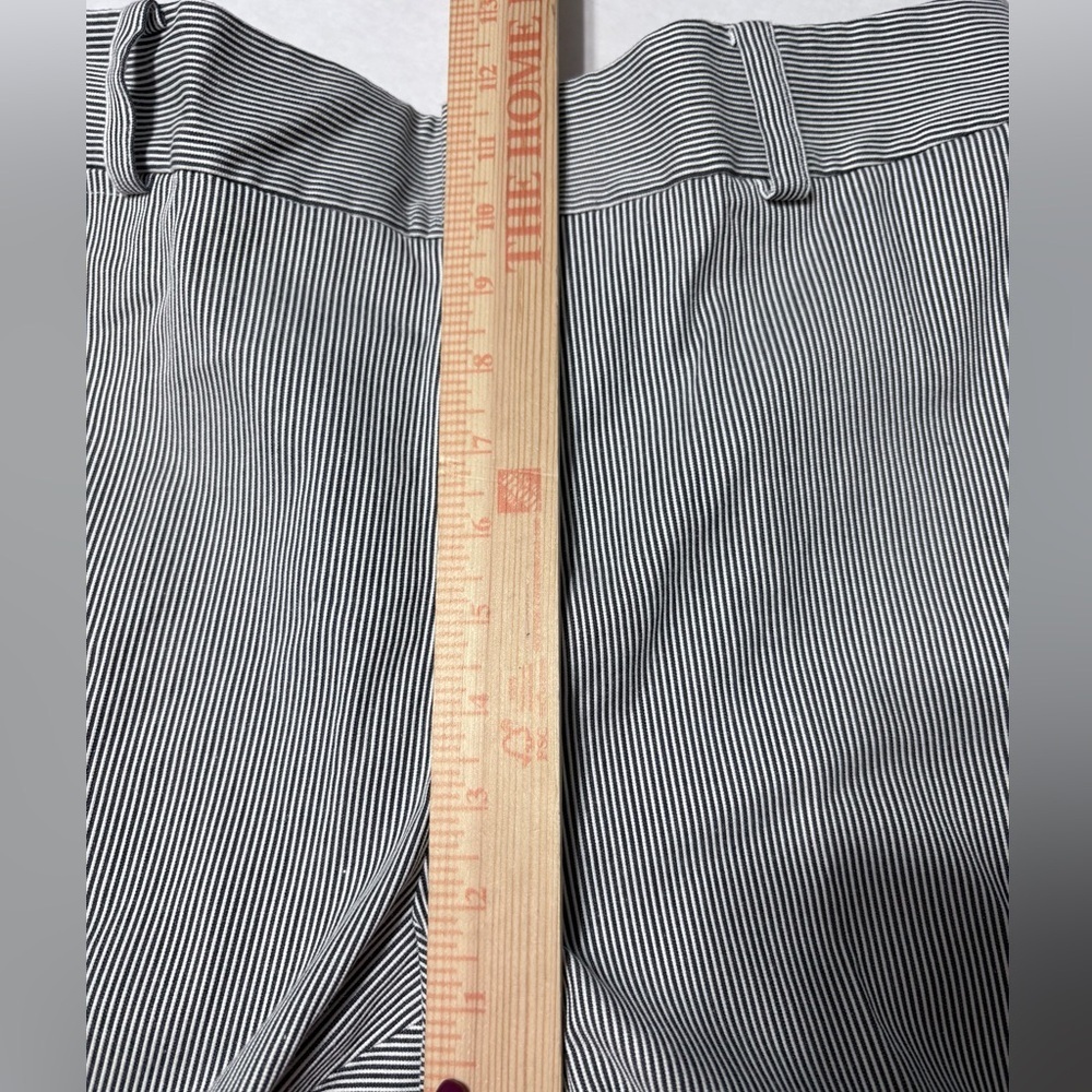 Woman’s Lauren Ralph Lauren Seersucker Blue White Pinstriped Flat Walking Shorts - Picture 7 of 10
